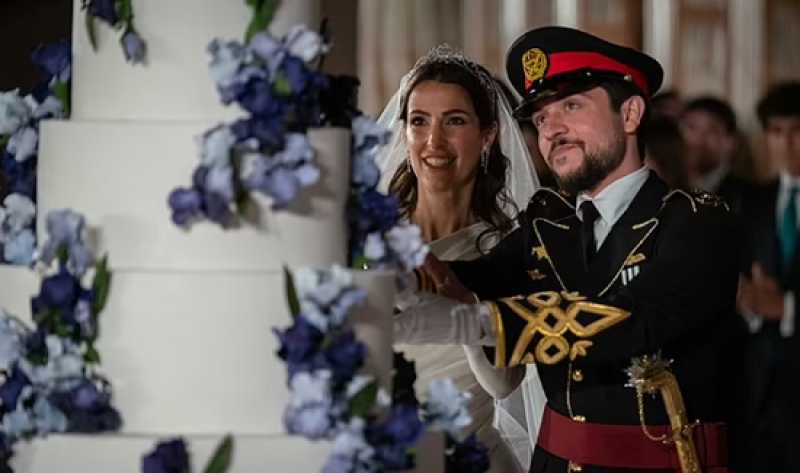 زفاف الأمير الحسين.. بروش الملكة فوزية.. أشهر المجوهرات المزينة بكلمات عربية