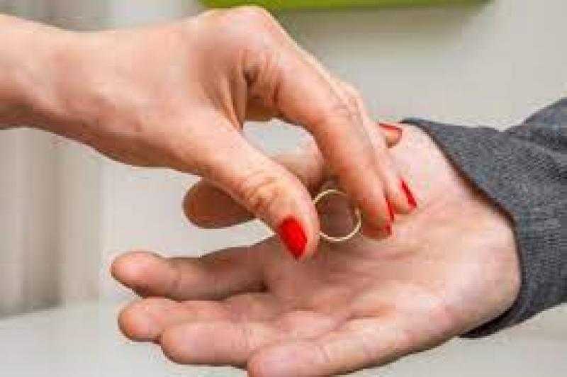 شاب يطلب من خطيبته بعد فسخ الخطوبة رد كل ما أنفق عليها.. والمفاجأة في الفاتورة!