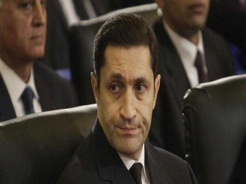 رواد السوشيال ميديا يردون على علاء مبارك في قضية الشهيد المصري قاتل الإسرائليين