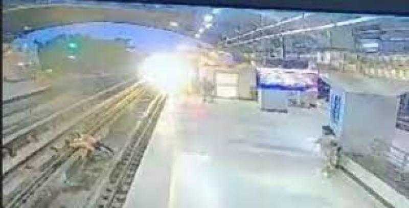 كارثة.. زوج يدفع زوجته أسفل القطار وينتحر معها