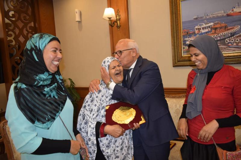محافظ بورسعيد يكرم الأم المثالية