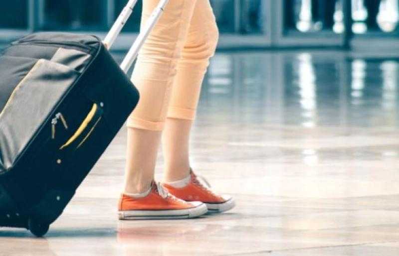 خبيرة أزياء تحذر من ارتداء الأحذية الرياضية فى المطارات.. لسبب صادم