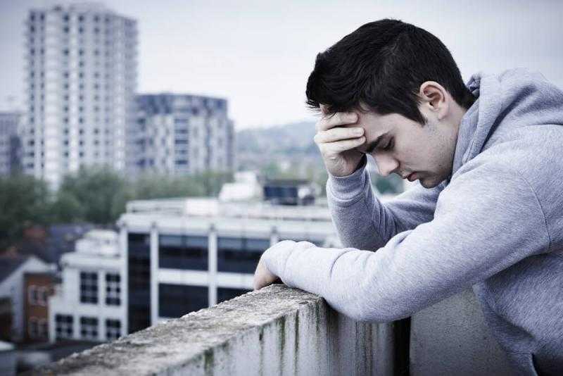 أعراض تدل على إدمان ابنك المراهق للمخدرات.. أهمها نوبات الحزن