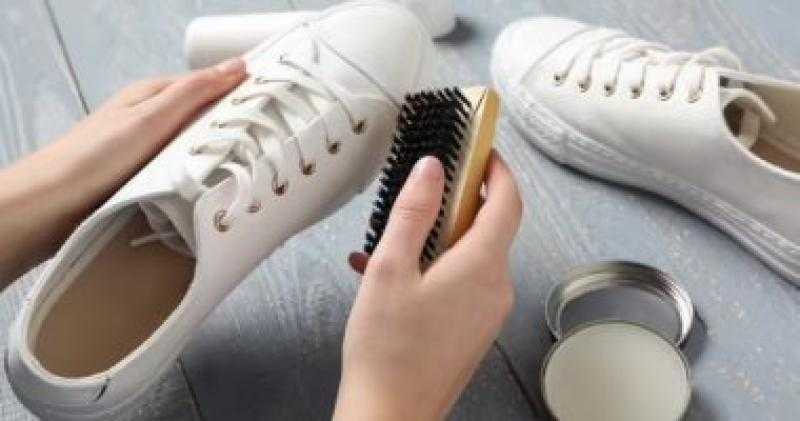 من مطبخك.. أفكار سهلة وبسيطة لتنظيف الأحذية البيضاء الرياضية