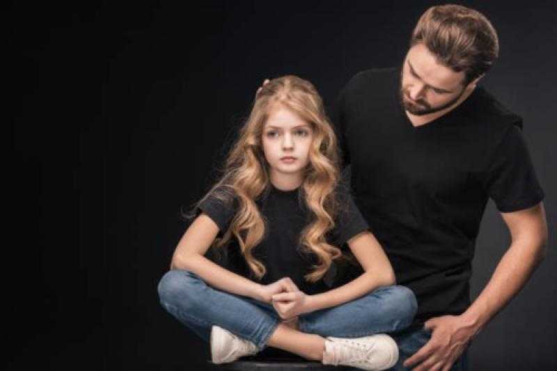 أخصائي نفسي: علاقة الأب بابنته يجب أن تتسم بالثقة