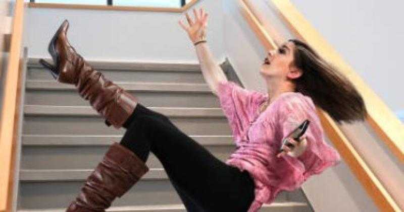 دراسة: النساء يسقطن على السلالم أكثر من الرجال