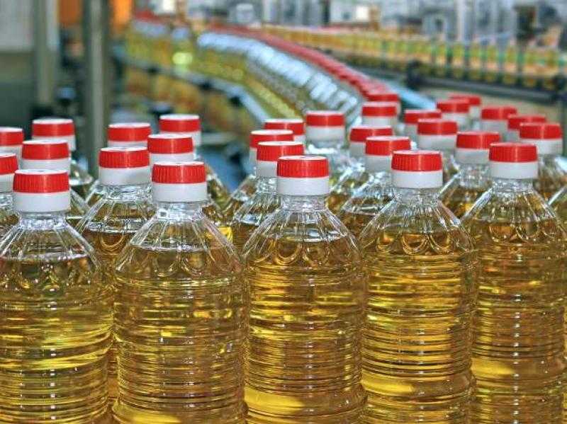 التموين تفحص عروض شركات توريد زيت الطعام المستورد لطرحه على البطاقات