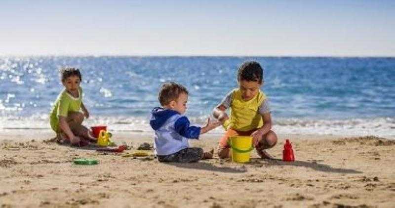 للأمهات.. طرق سحرية لتنظيف شعر أطفالك من رمل البحر
