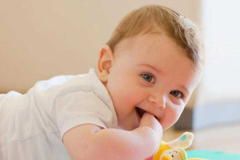 للأمهات الجدد.. انتبهي هذه الأعراض تخبرك بحاجة طفلك للكالسيوم
