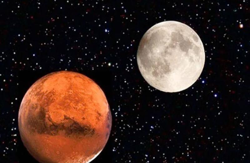 لؤلؤة المجموعة الشمسية.. كوكب زحل يقترن مع القمر في مشهد بديع اليوم