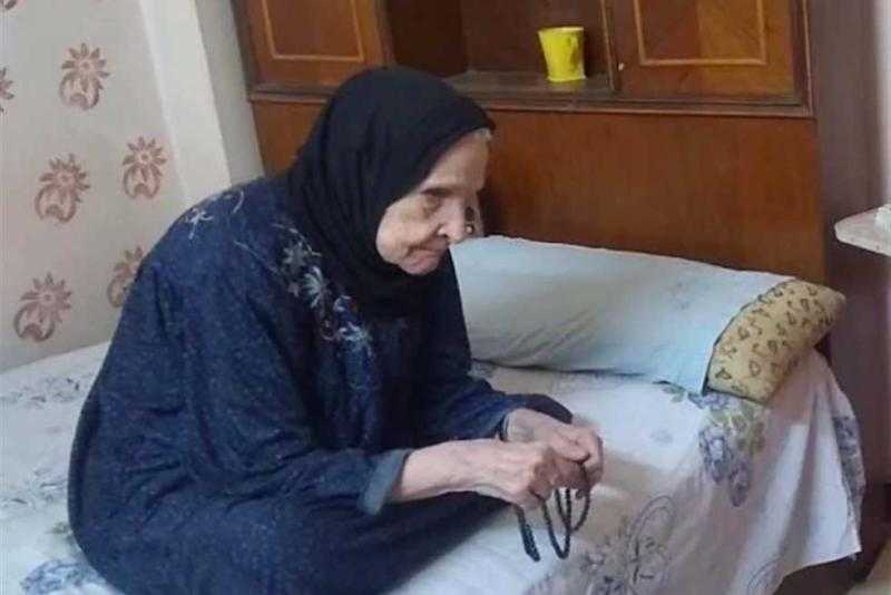 الشيخة سميعة البناسي | ولدت كفيفة وأصبحت أقدم محفظة قرآن في مصر