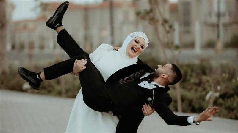 عروس تحمل زوجها في جلسة تصوير وتشعل السوشيال ميديا
