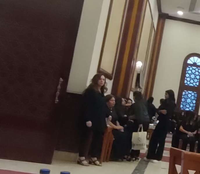 المخرجة منال الصيفي تتلقى العزاء في زوجها الفنان أشرف مصيلحى