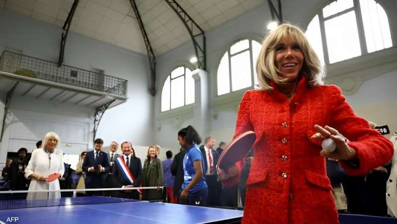 مباراة ”بينج بونج“ تجمع ملكة بريطانيا وسيدة فرنسا الأولى في باريس