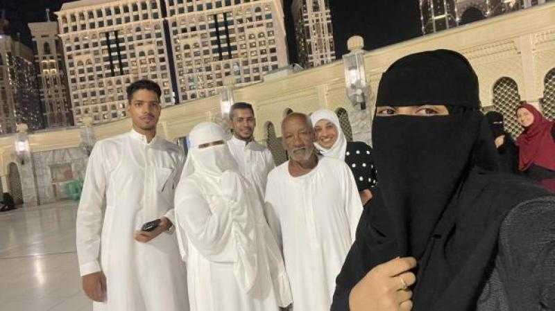 إبراهيم يقدم خاتم الخطوبة لسحر في ساحة الحرم المكي.. قبل أداء العمرة
