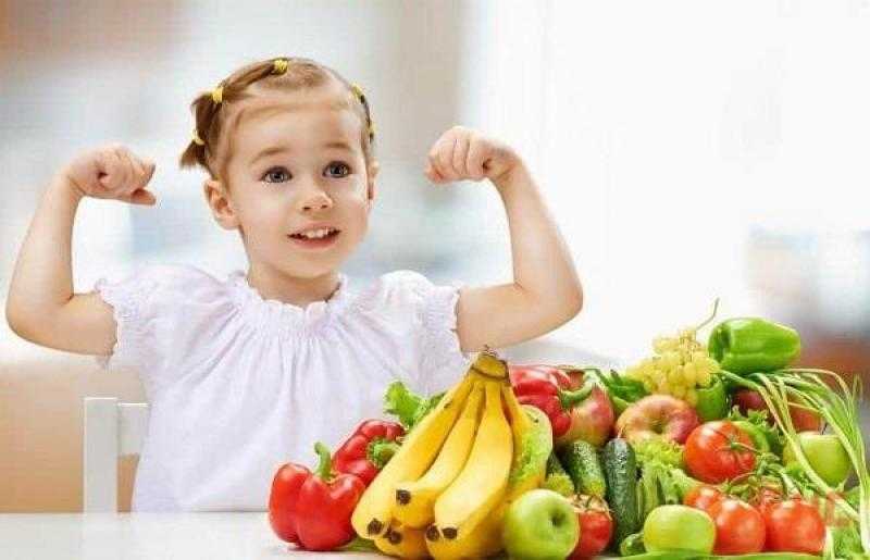 أهمية تعويد الطفل على تناول الأكل الصحي والحفاظ على النشاط البدني