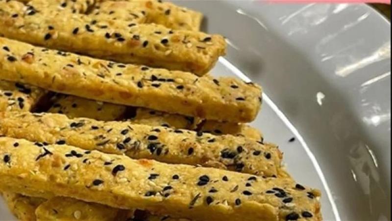 بمذاق لا يقاوم.. طريقة عمل بسكوت مالح بالزعتر و الجبن من ”أنا حوا”