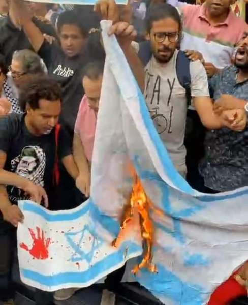 حرق العلم الإسرائيلي أمام مقر نقابة الصحفيين تضامنًا مع الشعب الفلسطيني