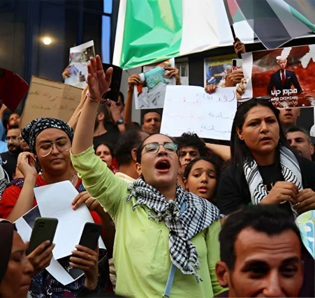 وقفة تضامنية لـ صحفيات مصر على سلالم نقابة الصحفيين لدعم الشعب الفلسطيني