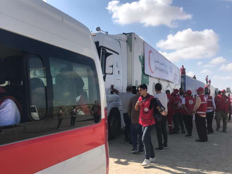 20 شاحنة مساعدات من الهلال الأحمر المصري لإغاثة غزة