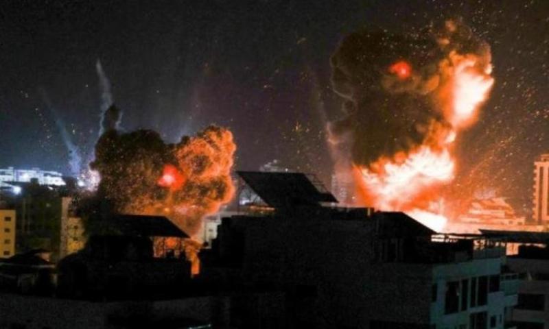 طائرات الاحتلال الإسرائيلي تقصف مسجد عماد عقل بمخيم جباليا وتدمره بالكامل