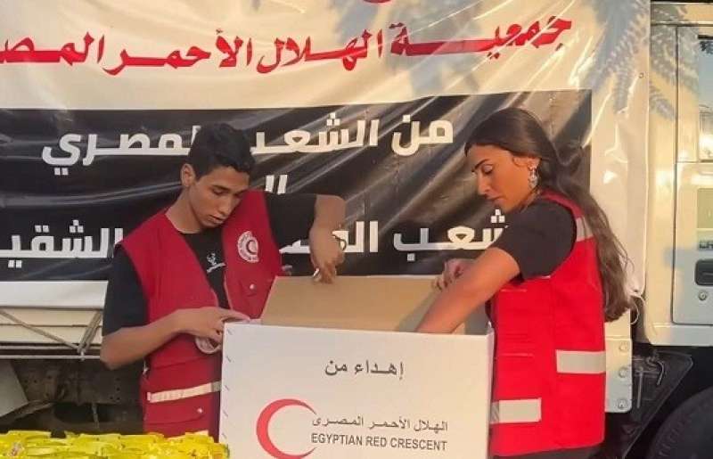 دينا الشربيني تُشارك في فريق متطوعي الهلال الأحمر لمساندة أهل فلسطين