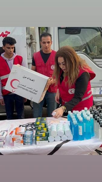 نهال عنبر تشارك فى فريق متطوعى الهلال الأحمر لمساندة غزة