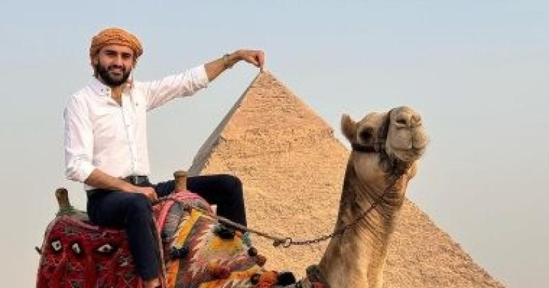 الشيف التركي بوراك من أمام أهرامات الجيزة: أنا بحب مصر