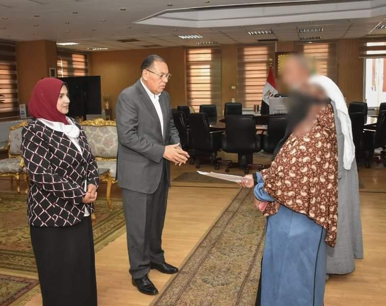 محافظ الشرقية يُسلم وحدة سكنية لإحدى السيدات الأولى بالرعاية