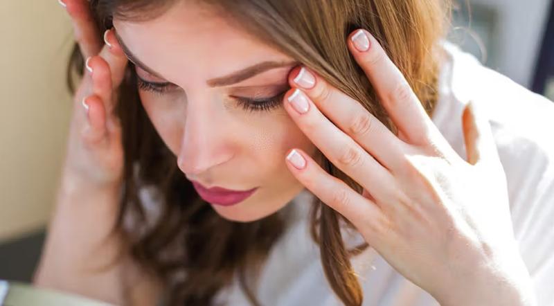 وصفة زيت شجرة الشاي للتخلص من قشرة الرموش والحواجب.. تعرفي عليها