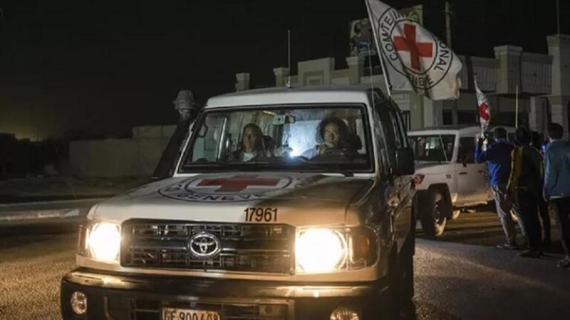 حماس تُسلم الصليب الأحمر سيدتين إسرائيليتين في ميدان فلسطين وسط غزة
