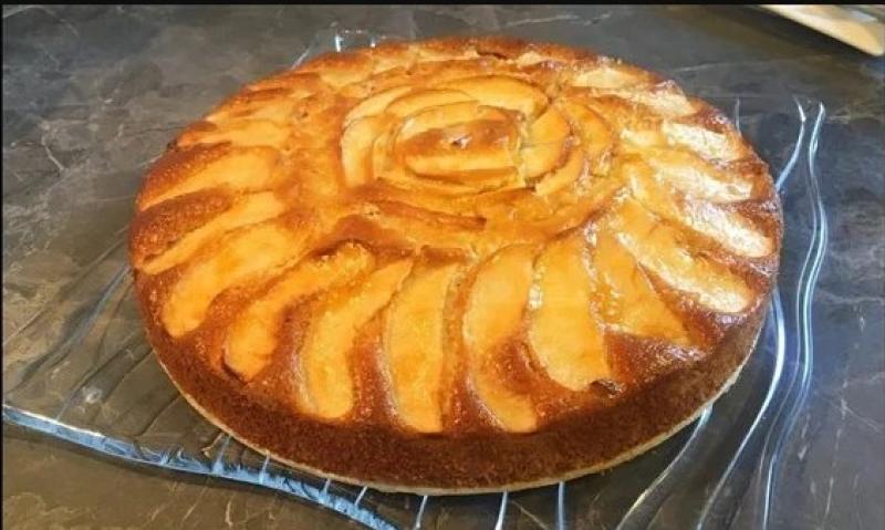 زي الجاهزة.. طريقة عمل عمل كيكة التفاح الاقتصادية من ”أنا حوا”
