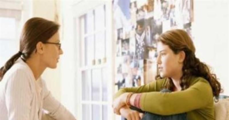 بنتك المراهقة انطوائية وملهاش أصحاب؟ نصائح تساعدك على تغييرها للأفضل