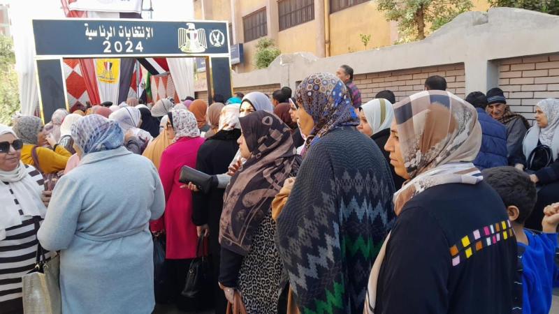 شعار مصر أولًا يتصدر اللافتات أمام اللجان.. والسيدات يتصدرن الصفوف في كفر شكر بالقليوبية