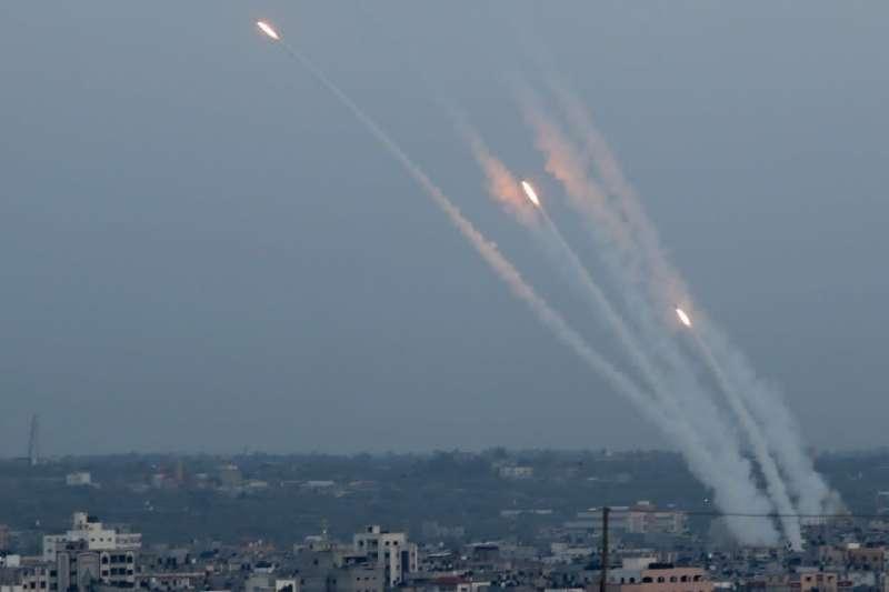 المقاومة الفلسطينية تطلق رشقة صاروخية كبيرة على تل أبيب
