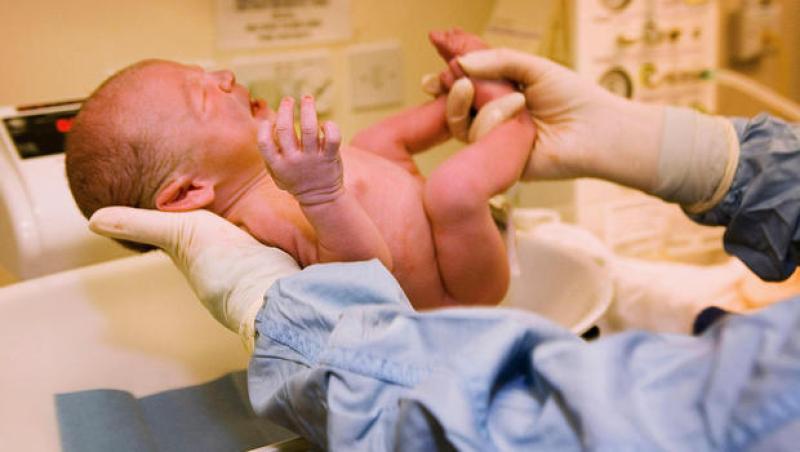 حالات يجب تأخير ختان المواليد الذكور فيها.. أستاذ جراحة أطفال يوضح