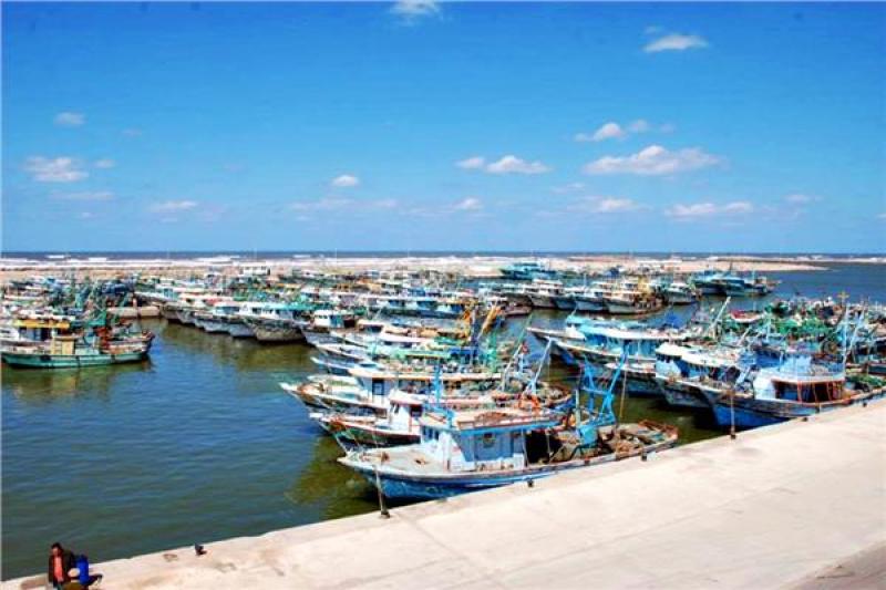 توقف الملاحة والصيد بميناء البرلس وسواحل كفر الشيخ لسوء الأحوال الجوية