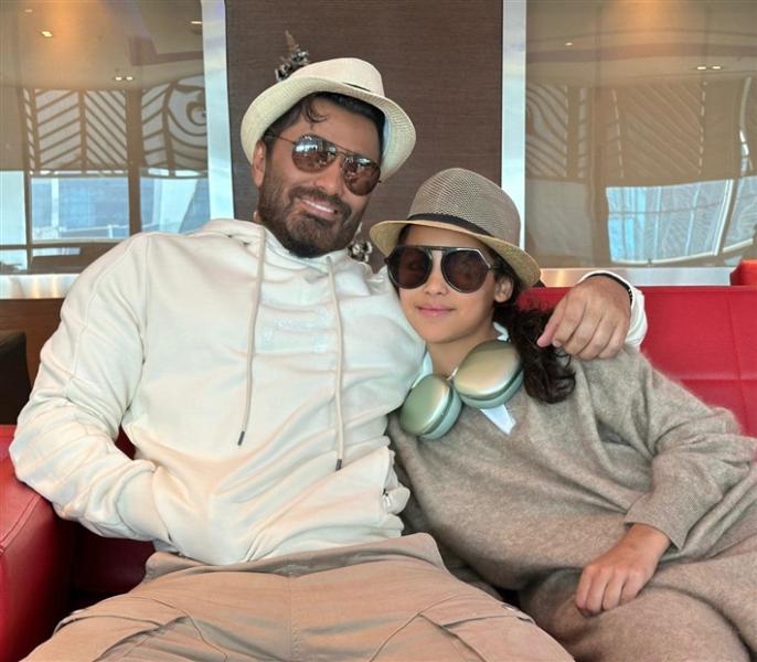 تامر حسني يصطحب ابنته تالية لحفله في دبي
