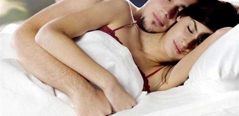 «للأمان أم للشك».. هل نوم الزوجين في سرير واحد ضرورة؟
