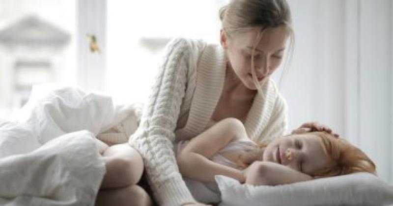كيف تتقرب من طفلك؟.. 7 أسئلة يجب عليك طرحها على طفلك قبل النوم