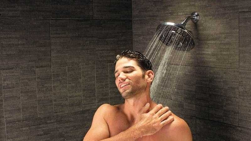 هل الاستحمام بالماء الساخن يقلل من خصوبة الرجال؟.. الإجابة صادمة