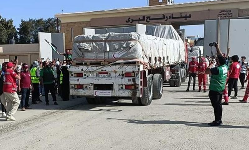 دفعة شاحنات مساعدات جديدة تدخل من معبر رفح في طريقها لغزة