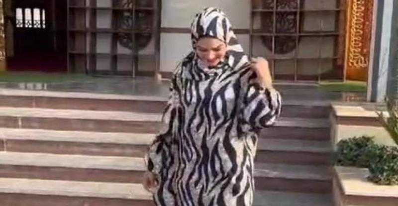 غضب بسبب عرض مصممة أزياء منتجاتها أمام مسجد ببني سويف | صور