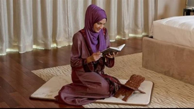 حكم قراءة المرأة القرآن في حضور الرجال .. الإفتاء توضح