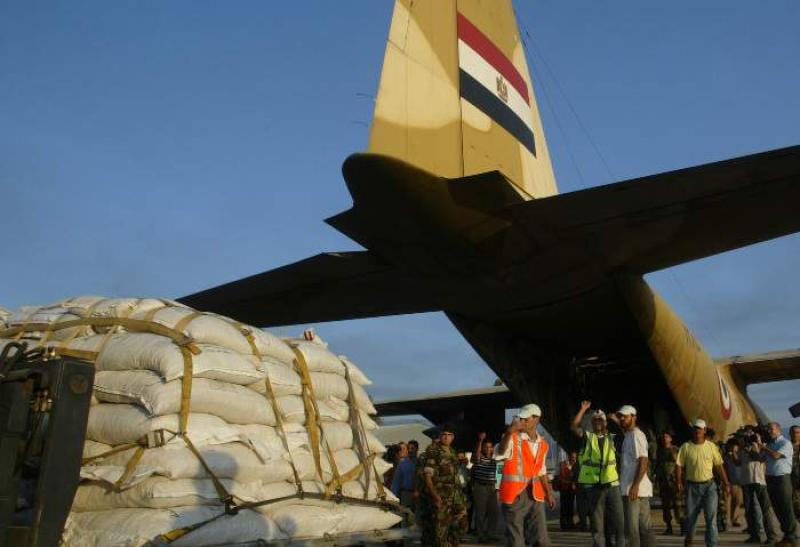 مصر والأردن والإمارات وقطر وفرنسا ينفذون عملية إسقاط لأطنان من المساعدات الإنسانية فوق غزة