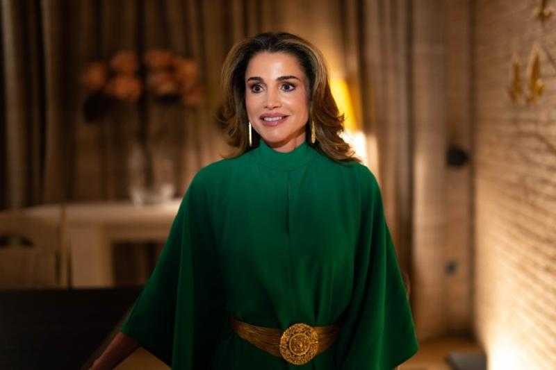الملكة رانيا تخطف الأنظار بالزي الأردني