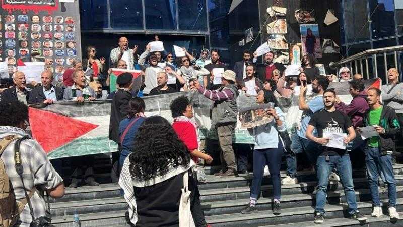 وقفة تضامنية مع الشعب الفلسطيني لـ«صحفيات مصريات» على سلالم النقابة