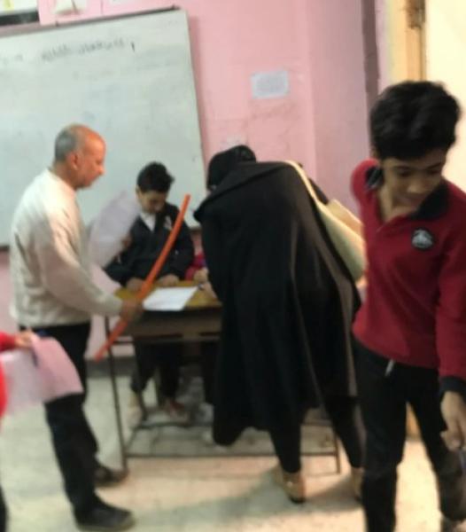 بشكل غير آدمي.. تداول فيديو لـ معلم يضرب تلميذ داخل الفصل بمدرسة في القاهرة