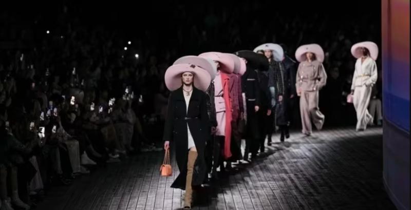 القبعات تتصدر عرض شانيل بأسبوع الموضة باريس لخريف وشتاء 24/2025