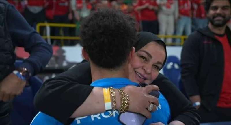 فرحة مصطفى شوبير مع والدته